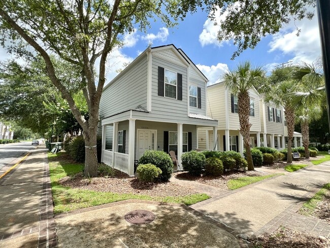 Building Photo - AVAILABLE MID-APRIL 2026! (No Pets)