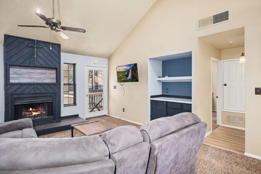 Building Photo - 1230 Mechem Dr