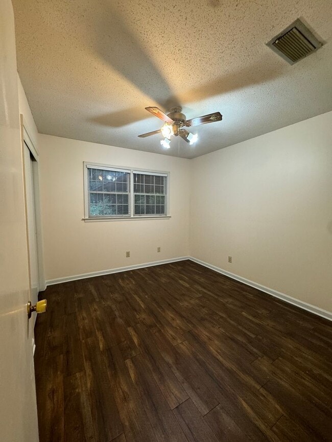 Building Photo - 702 Sandhurst Dr