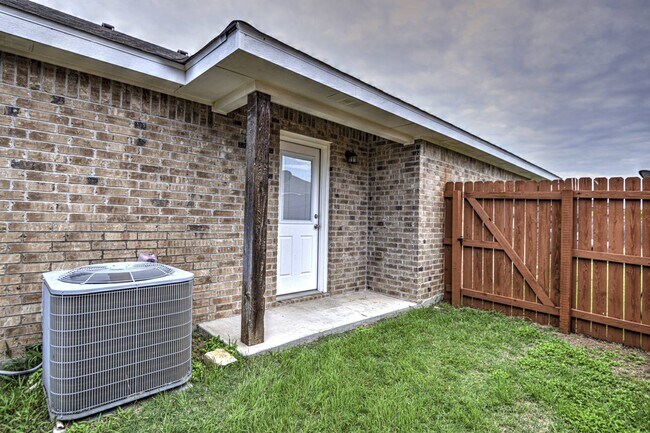 Building Photo - 1607 Powder River Dr APT A