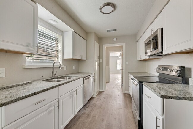 Building Photo - 408 Town N Dr