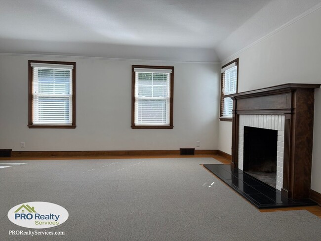 Building Photo - 2 Bedroom Upper Level Duplex Unit