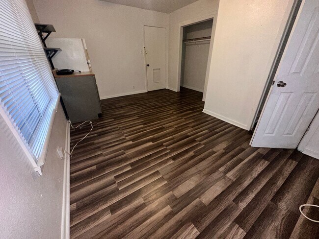 Building Photo - 611 S 25th St