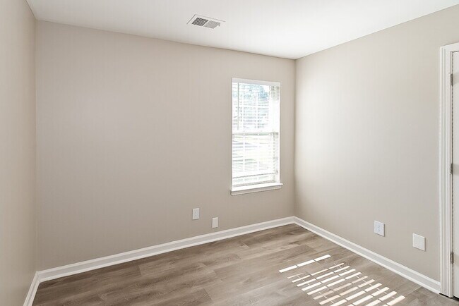 Building Photo - 4244 Shadow Oaks Dr