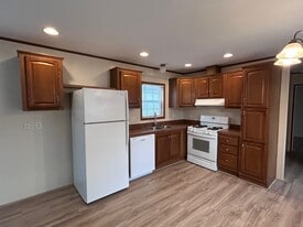 Building Photo - 5 Oak Tree Ln