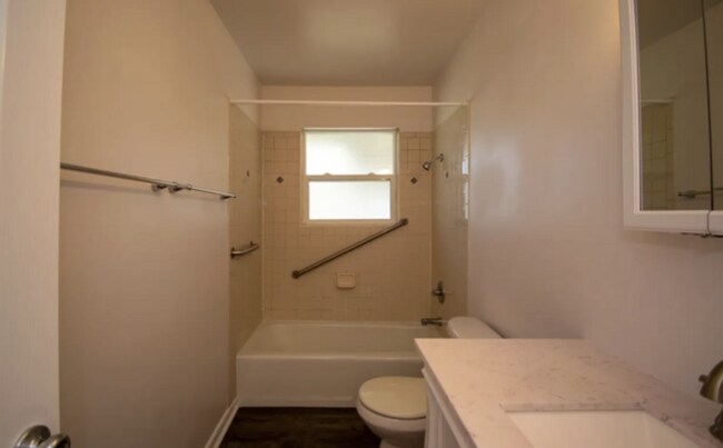 Building Photo - Cozy 2-Bed Home with Large Backyard & Garage
