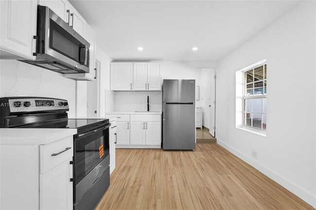 Building Photo - 2419 Coolidge St