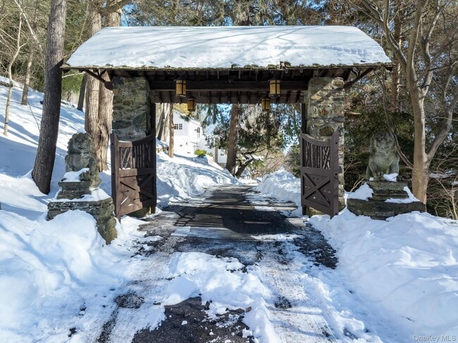 Building Photo - 291 Roaring Brook Rd