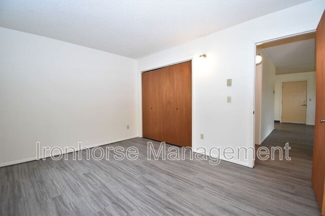 Building Photo - 811 W Villard St