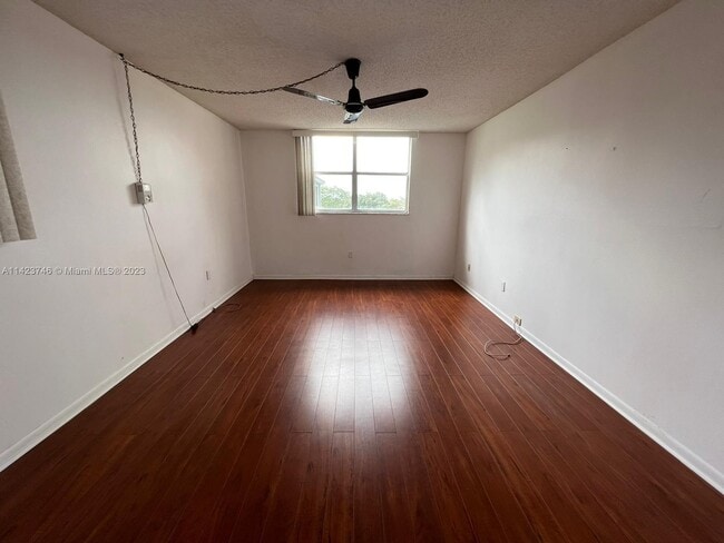 Building Photo - 1800 N Lauderdale Ave