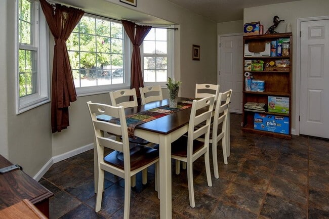 Building Photo - Bloomington Hills Beauty