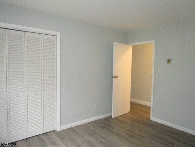 Building Photo - 359 Lake Shore S