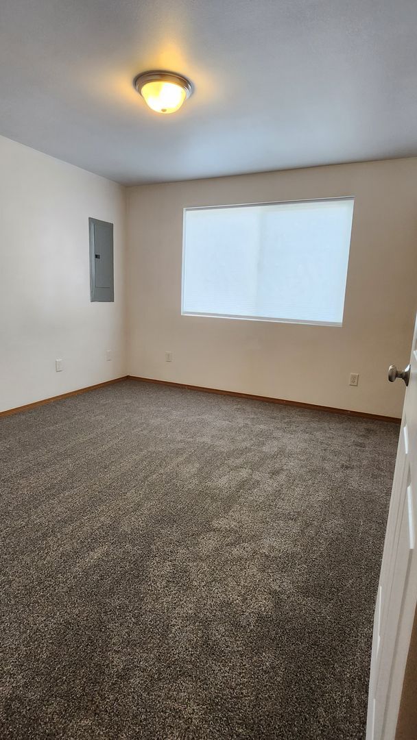 Building Photo - 2 bed 1 bath home in the country with park...