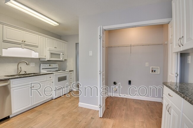 Building Photo - 330 Beech Ln