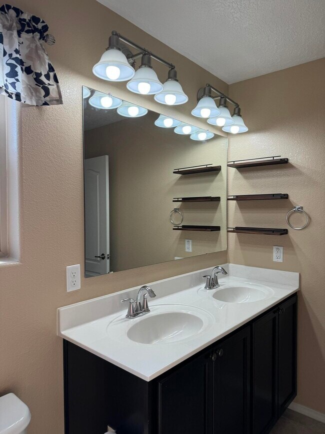 Building Photo - 10812 Fort Point Ln NE