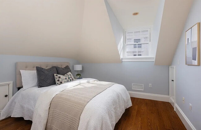 Building Photo - Bright & Spacious Unit with Natural Light