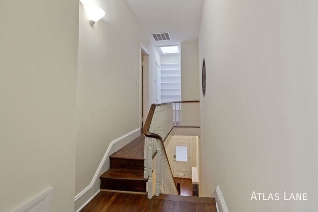 Building Photo - Professionally Managed & Recently Renovate...