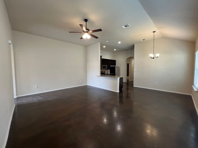 Building Photo - Luxury 3/2 duplex in NBTX