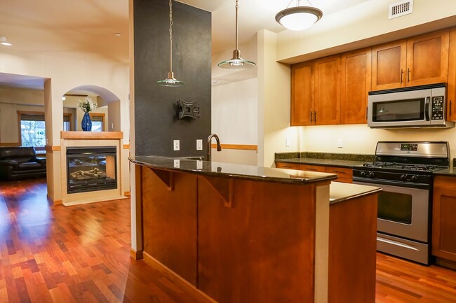 Building Photo - Executive Townhome - Walking distance to C...