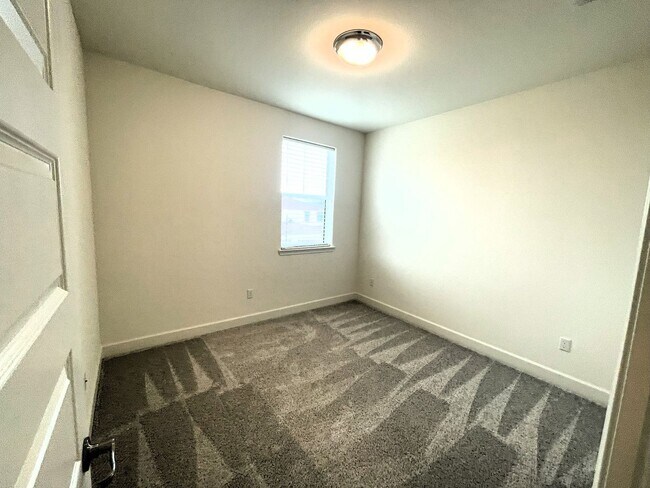Building Photo - 5 Bedrooms Home in Russell Ranch
