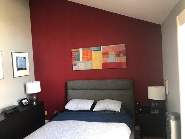 Building Photo - Beautiful 3 Bed/2.5 Bath Townhome