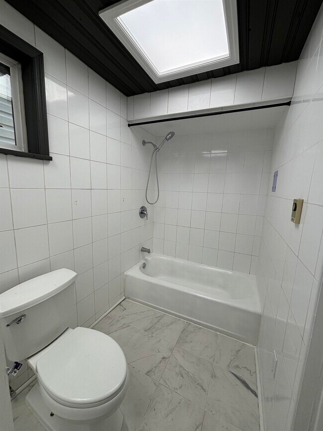 Building Photo - 80 E 24th St