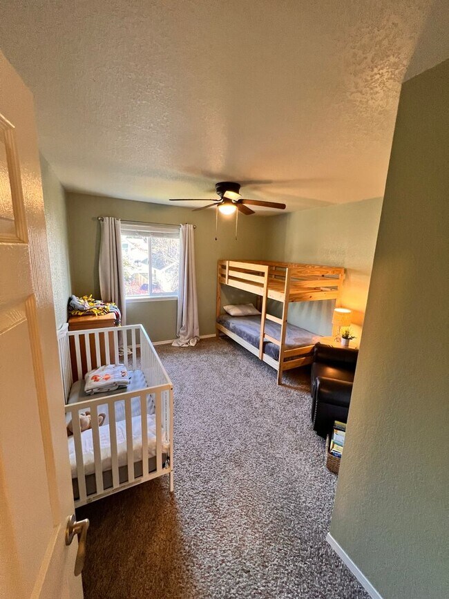 Building Photo - 4412 Ingleside Dr SE