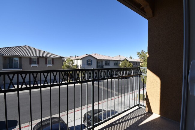 Building Photo - Spacious 2 Bed 2 Bath with Attached Car Ga...