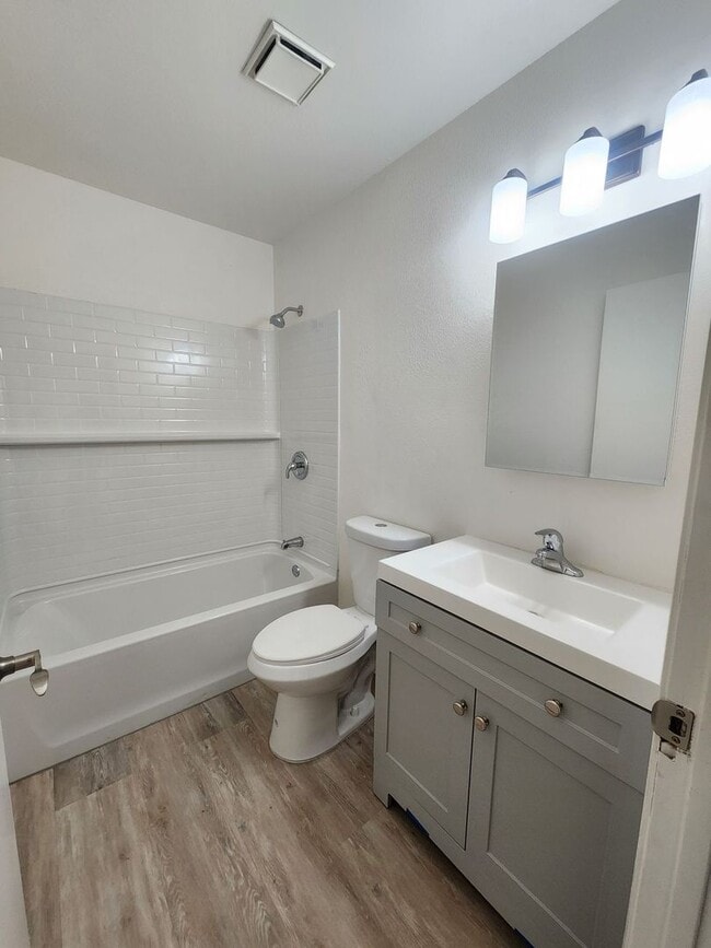 Building Photo - Alamo Apartments 6333