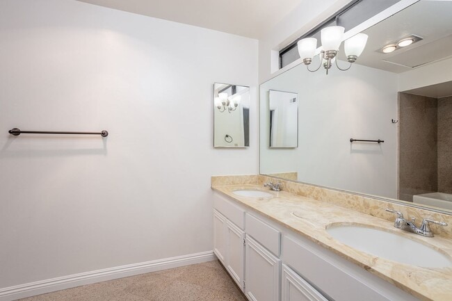 Building Photo - Charming 1 bedroom home in the Tranquil Casitas De La Costa Community.