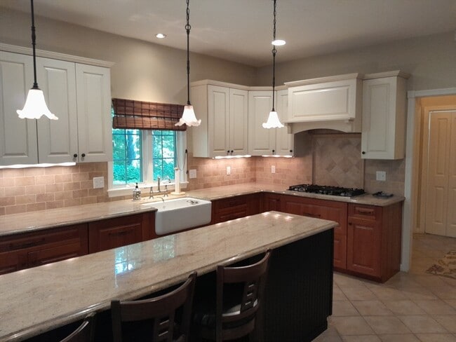 Building Photo - 373 Littlefield Ln