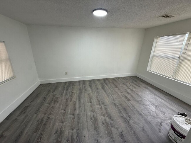 Building Photo - Remodeled 3/2 Childs Park Available Now ! Ask about move in specials!