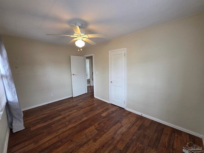 Building Photo - 203 SE Syrcle Dr