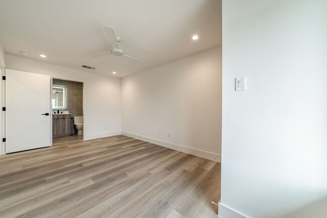 Building Photo - Stunning 2 bed / 2 bath condo in North Austin