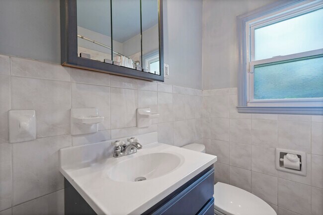 Building Photo - Charming Ardsley Park Bungalow Fully Furnished