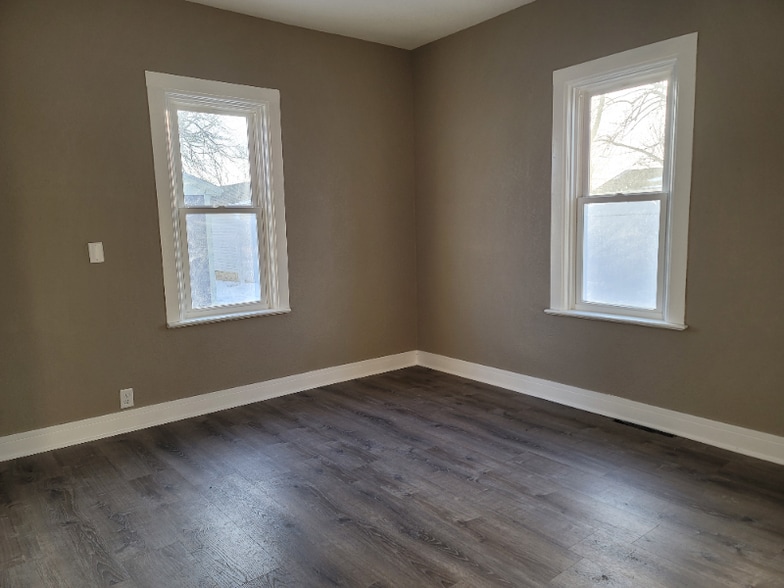 Building Photo - 505 Main St