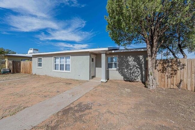 Primary Photo - 3 bed 1 bath home, move in ready!