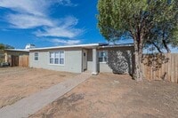 Building Photo - 3 bed 1 bath home, move in ready!