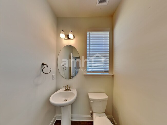 Building Photo - 410 Levon Ct