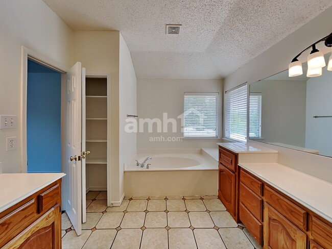 Building Photo - 962 Wisperwood Dr