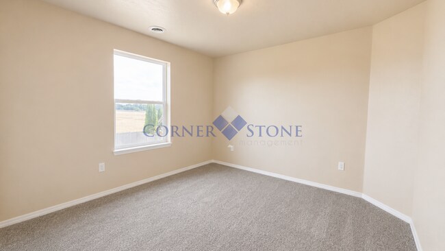 Building Photo - Large 4 Bedroom Home with Bonus Room!