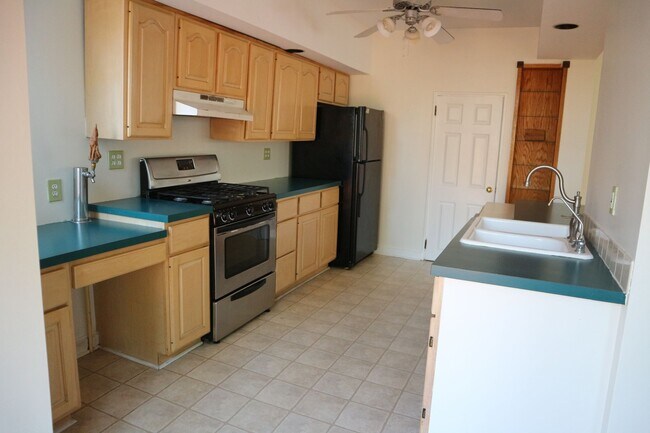 Building Photo - Large pet-friendly 3-bedroom house for ren...