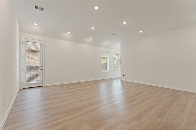 Building Photo - 15520 Maple