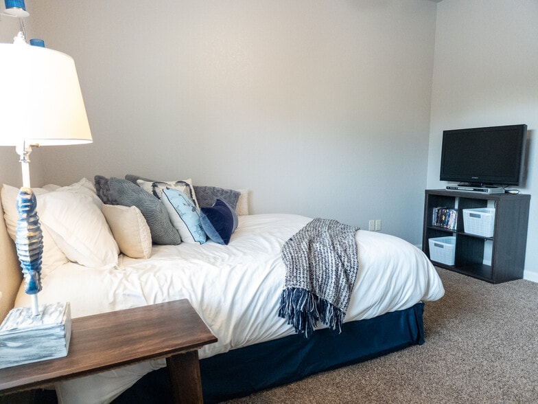 Guest Bedroom - Upstairs - 118 Pretti Pt