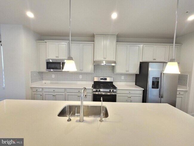 Building Photo - 8667 Shady Pines Dr