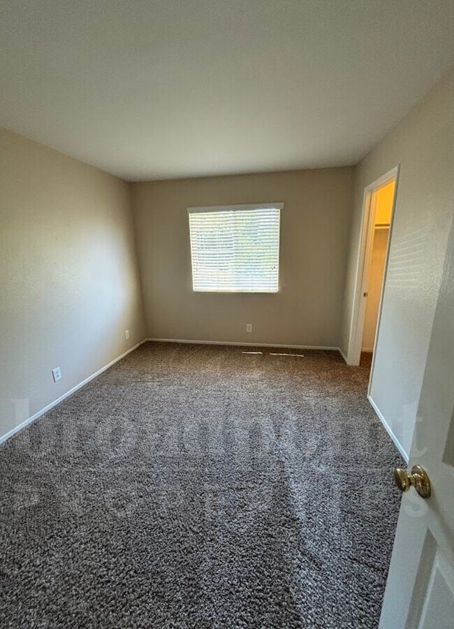 Building Photo - 41374 Pine Tree Cir