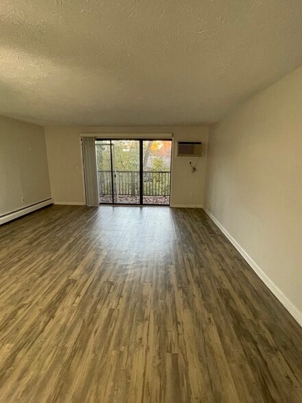 Building Photo - 347 Oakland St