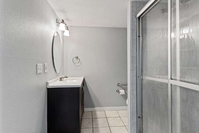 Building Photo - Southgelnn Townhome - 3 Bedrooms - 3 Bathr...
