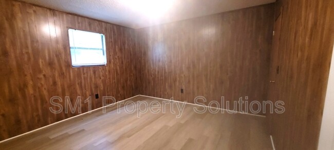 Building Photo - 1716 Green Oaks Dr SE