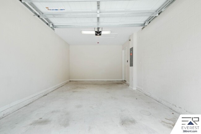Building Photo - LIKE NEW 3/2/1 TOWNHOUSE IN DESIRABLE SEMINOLE WOODS